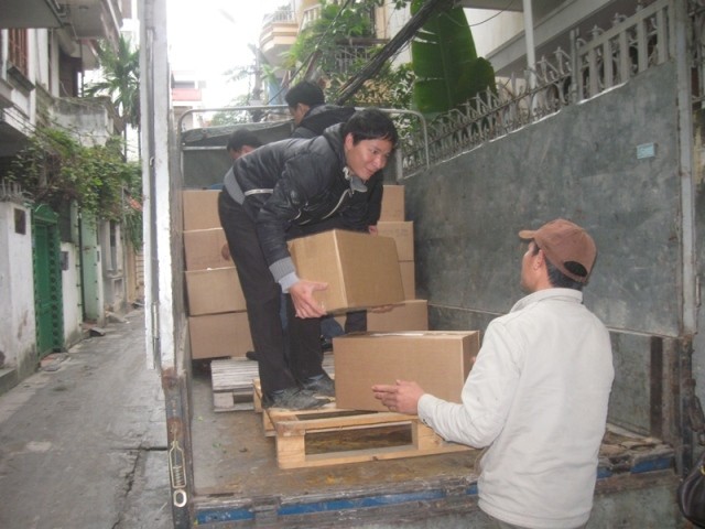 Lực lượng chức năng vận chuyển các thùng hàng về để tiến hành kiểm tra giám định